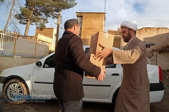 بسته بندی و توزیع ۱۵۰۰ بسته اقلام غذایی و بهداشتی در میان نیازمندان قم