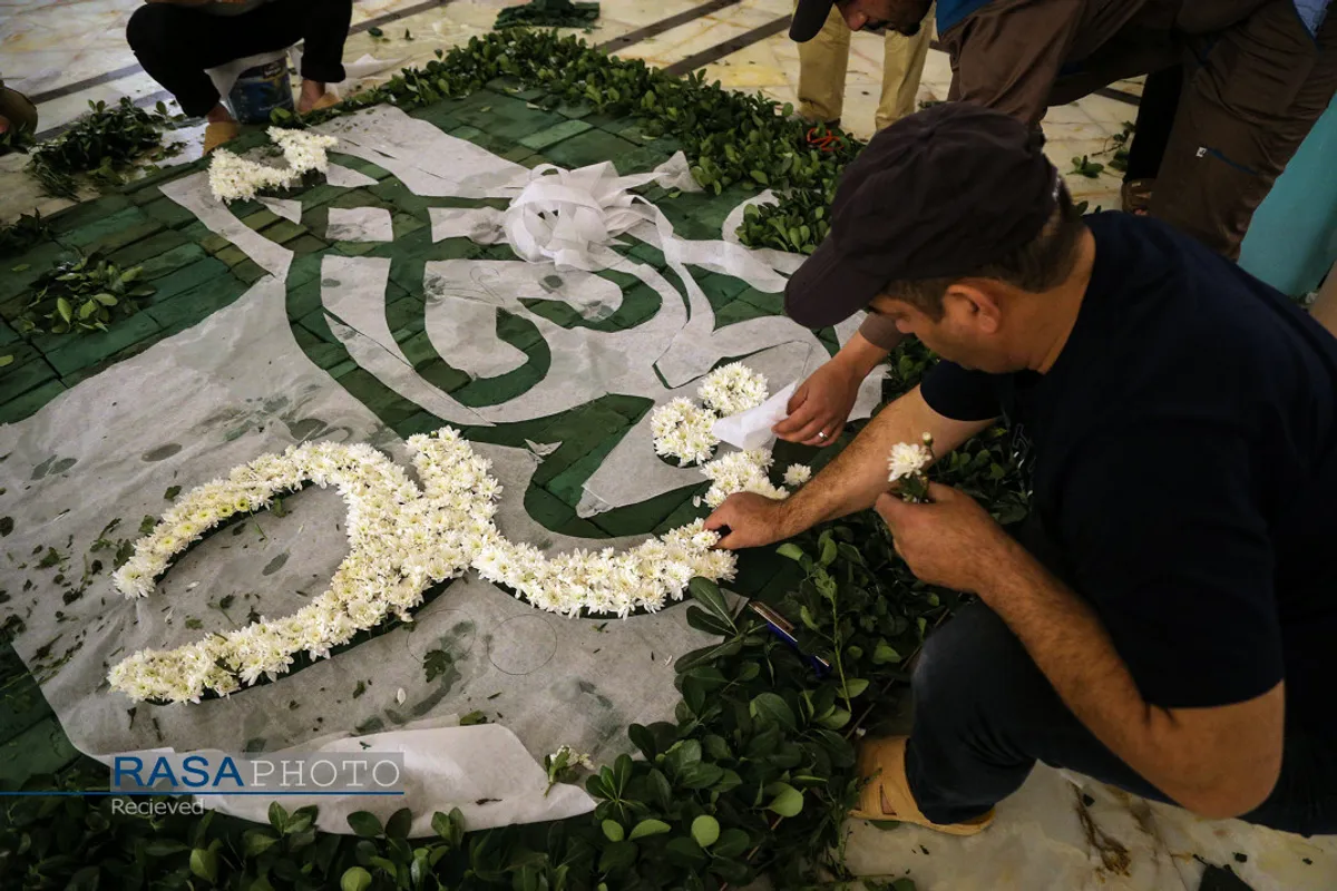 "گل آرایی ضریح مطهر حرم امام علی ع در آستانه عید بزرگ غدیر"