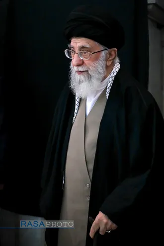 مراسم اقامه نماز بر پیکر آیت&zwnj;الله هاشمی شاهرودی به امامت رهبر انقلاب