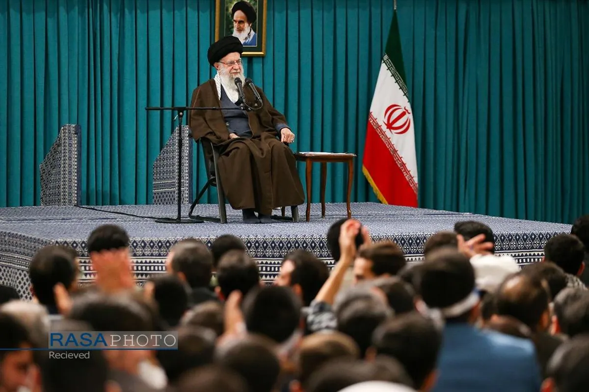 دیدار جمعی از رأی اولی&zwnj;ها و خانواده&zwnj;های شهدا با رهبر انقلاب