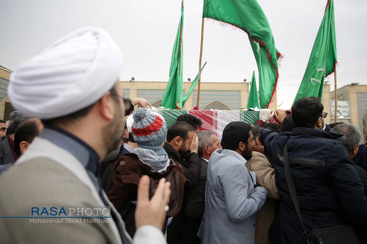 مراسم تشییع پیکر شهید مدافع حرم اصغر پاشاپور&lrm; در حرم امام رضا (ع)