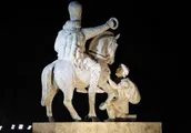 مجسمه «زانو‌زنندگان برابر ایران» در میدان انقلاب رونمایی شد