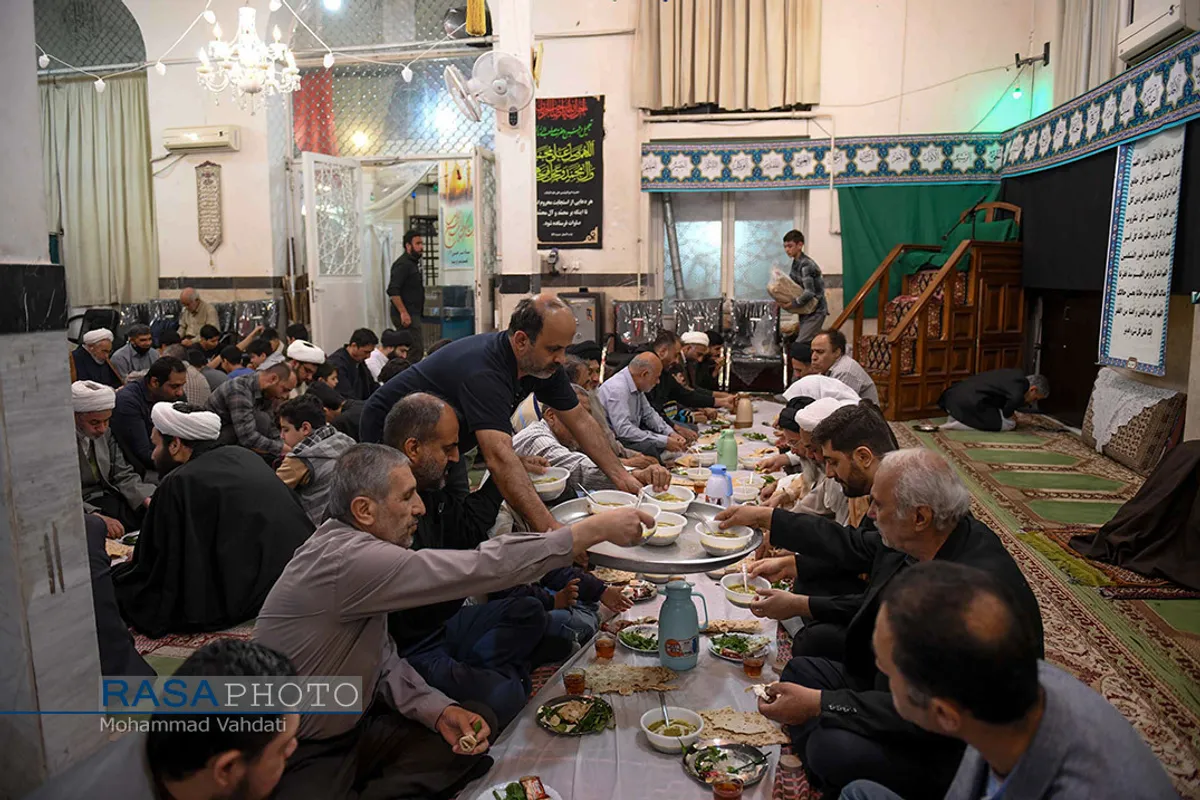 سفره پر برکت افطاری ساده در مسجد مدنی قم
