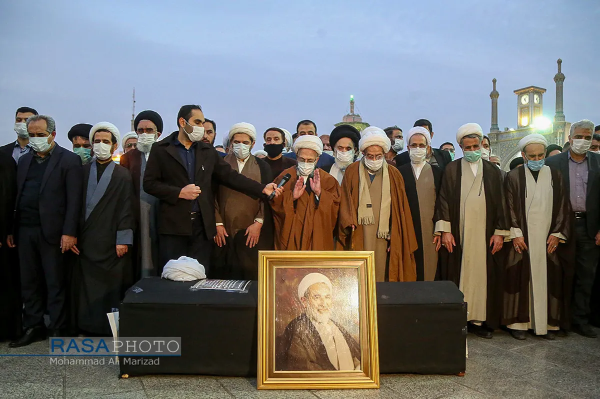 اقامه نماز بر پیکر آیت الله محمدی یزدی به امامت حضرت آیت الله سبحانی | مراسم تشییع پیکر آیت الله محمدی یزدی در قم