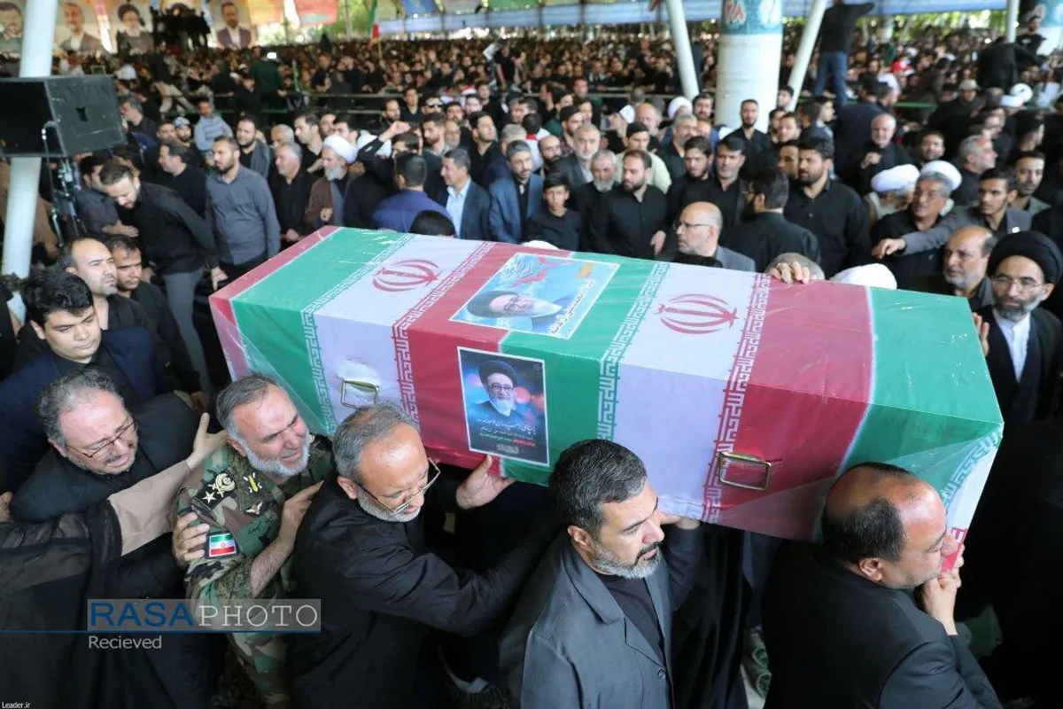 اقامه نماز توسط رهبر معظم انقلاب بر پیکر شهدای خدمت