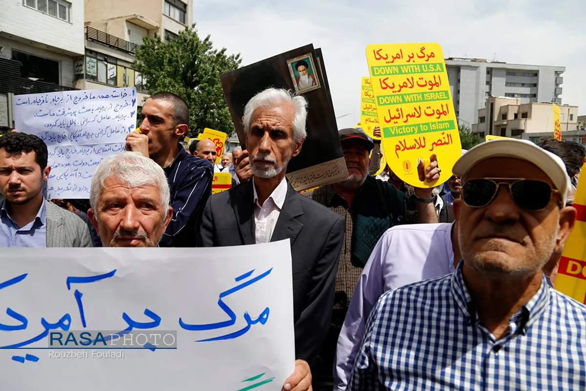 راهپیمایی نمازگزاران تهرانی در حمایت از بیانیه شورای عالی امنیت ملی&lrm;