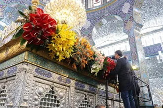 به مناسبت فرارسیدن میلاد باسعادت حضرت زینب سلام الله علیها، حرم آن حضرت با بیش از سی هزار گل اهدایی از سوی بانیان ایرانی، گل&lrm;آرایی شد.