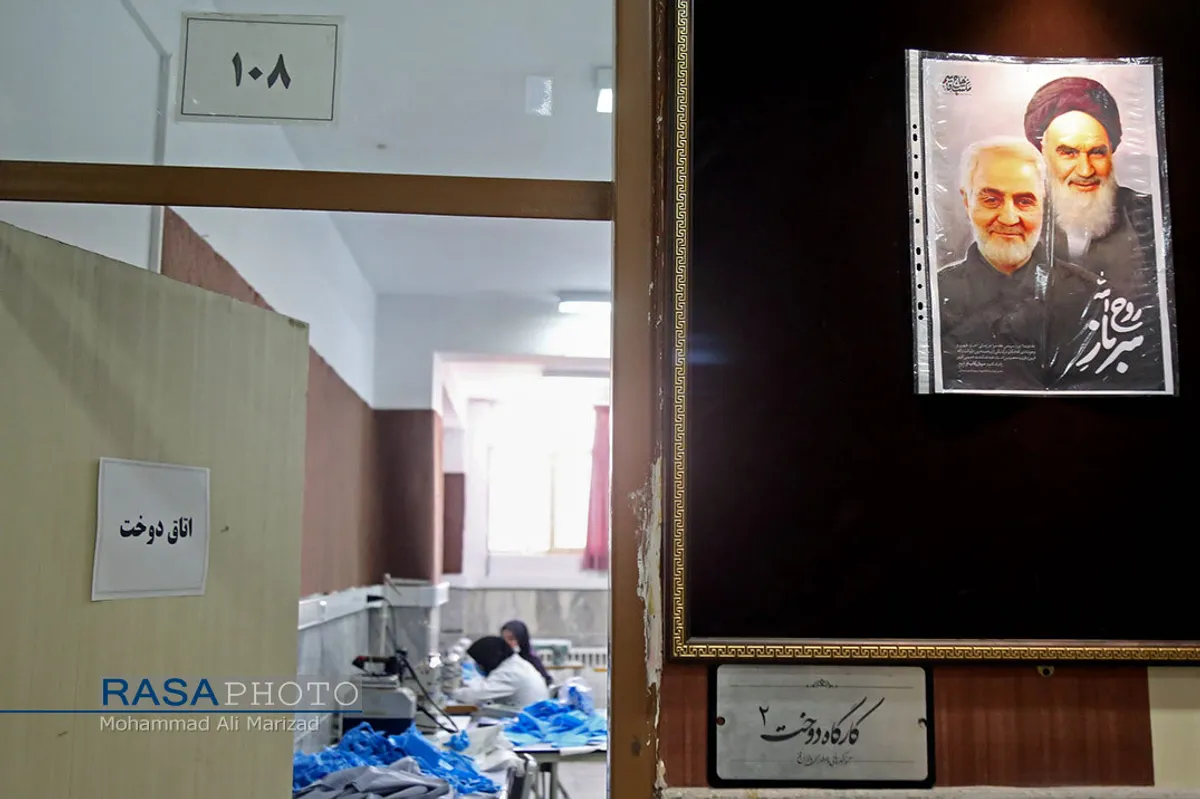 کارگاه تولید ۴۰۰۰ ماسک و گان توسط بسیج دانشجویی در قم