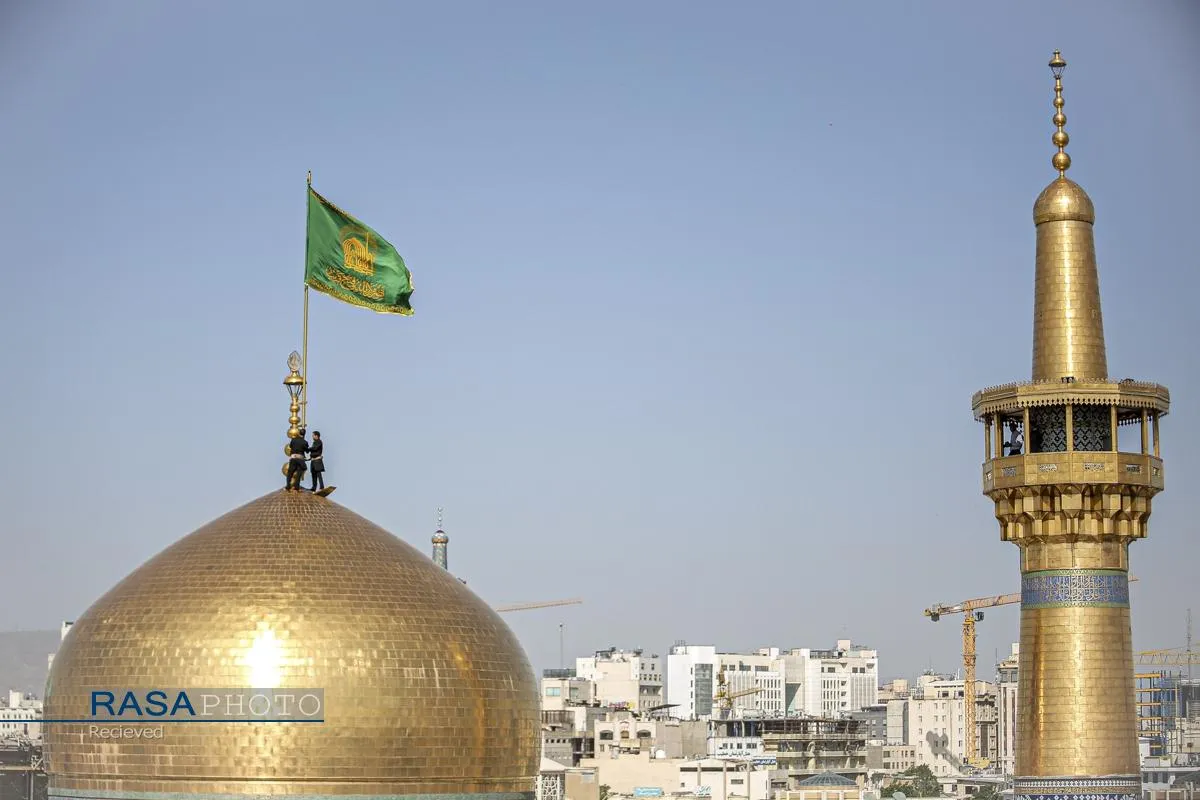 آیین تعویض پرچم گنبد منور رضوی در روز میلاد حضرت امام رضا (علیه&zwnj;السلام)