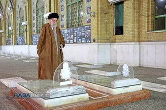 حضور مقام معظم رهبری در مرقد مطهر امام راحل (ره) و گلزار شهدای بهشت زهرا (سلام&zwnj;الله&zwnj;علیها)