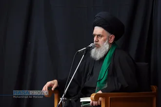 حجت الاسلام والمسلمین سید حسین مومنی | عزاداری روز شهادت حضرت زهرا (سلام&zwnj;الله&zwnj;علیها) در بیوت مراجع تقلید