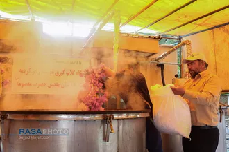 برداشت گل و گلاب&zwnj;گیری در باغ&zwnj;های موقوفه آستان مقدس حضرت فاطمه معصومه&lrm; (س)