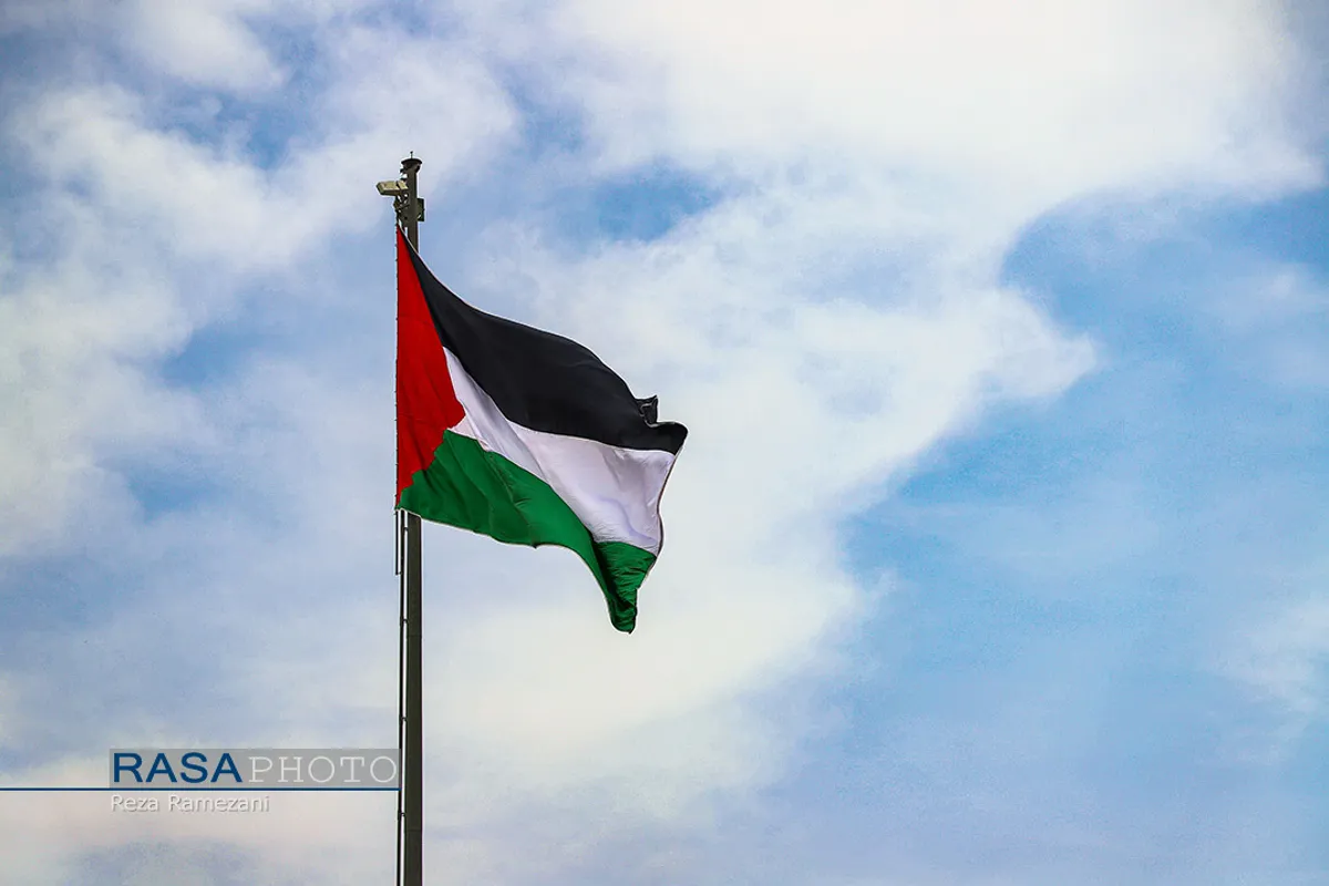 اهتزاز پرچم فلسطین در میدان روح الله قم