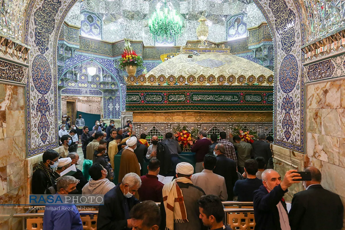 گل&zwnj;آرایی ضریح حرم مطهر در آستانه سالروز ورود حضرت معصومه (سلام الله علیها) به قم