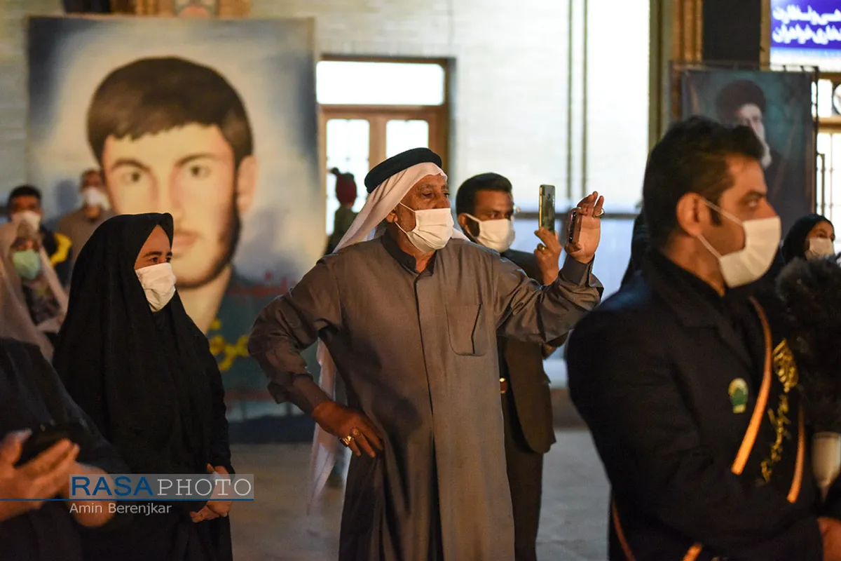 آیین لاله گردانی شب شام غریبان شهادت امام رضا(ع) در شیراز&lrm;
