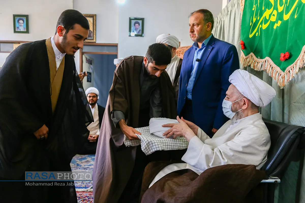 جشن عمامه&zwnj;گذاری طلاب توسط حضرت آیت الله سبحانی