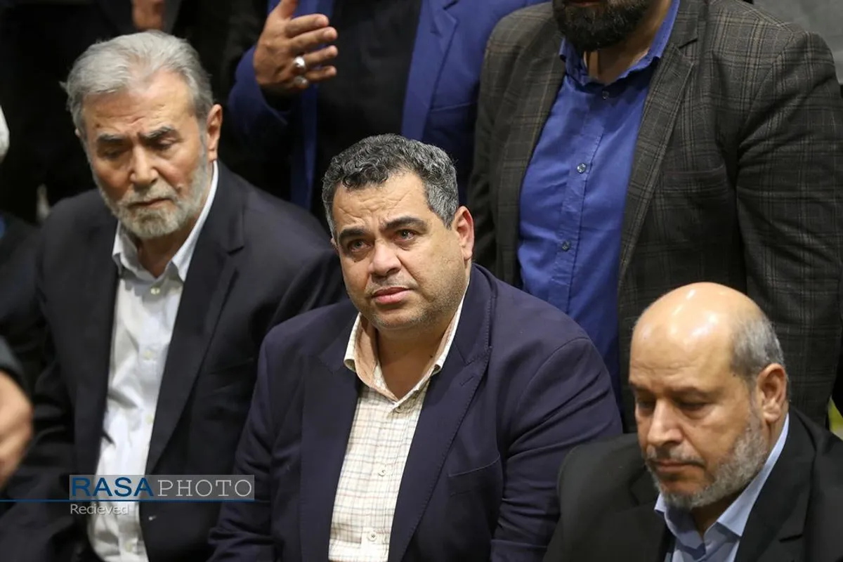 اقامه نماز توسط رهبر معظم انقلاب بر پیکر شهید اسماعیل هنیه