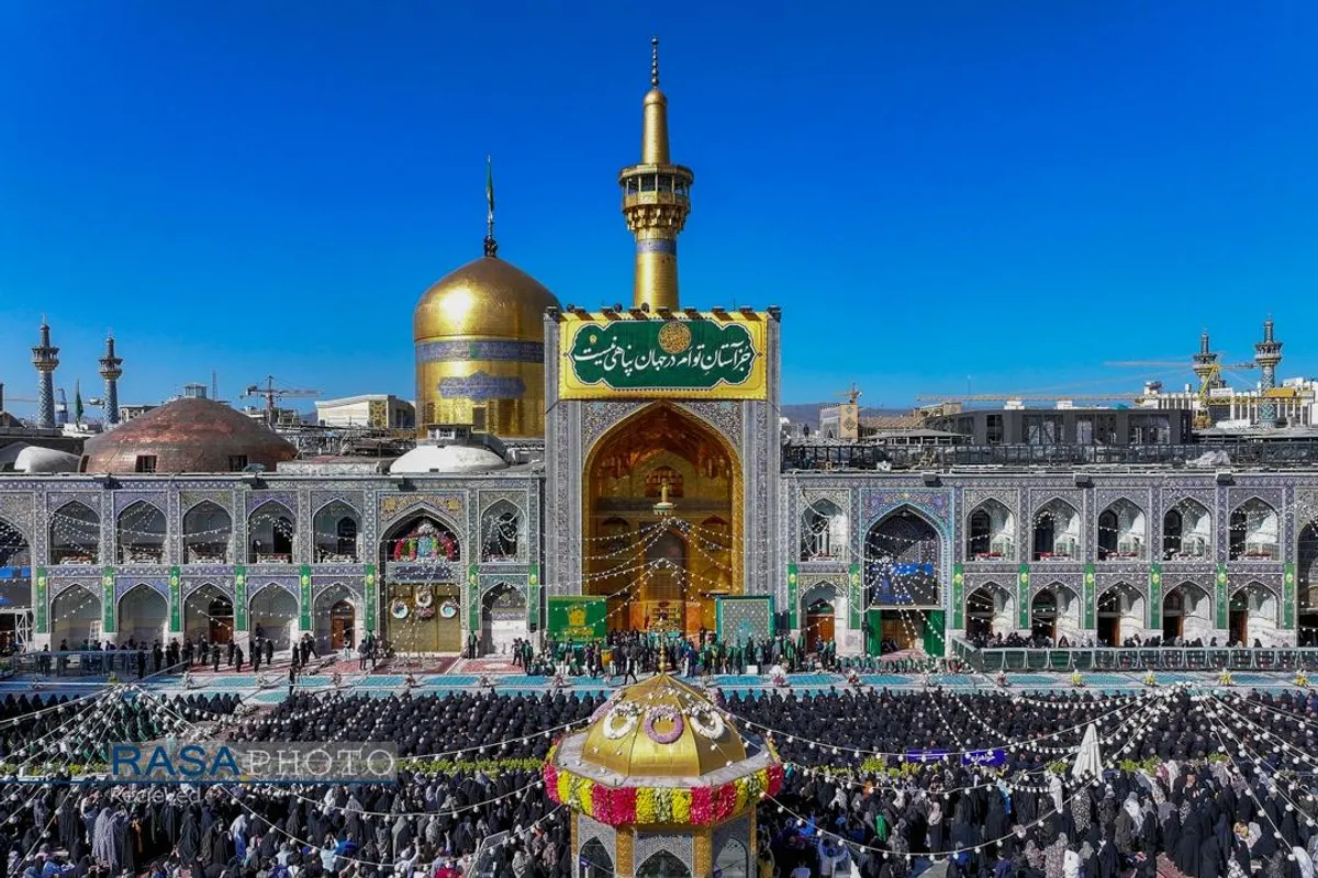 آیین تعویض پرچم گنبد منور رضوی در روز میلاد امام رئوف (ع)