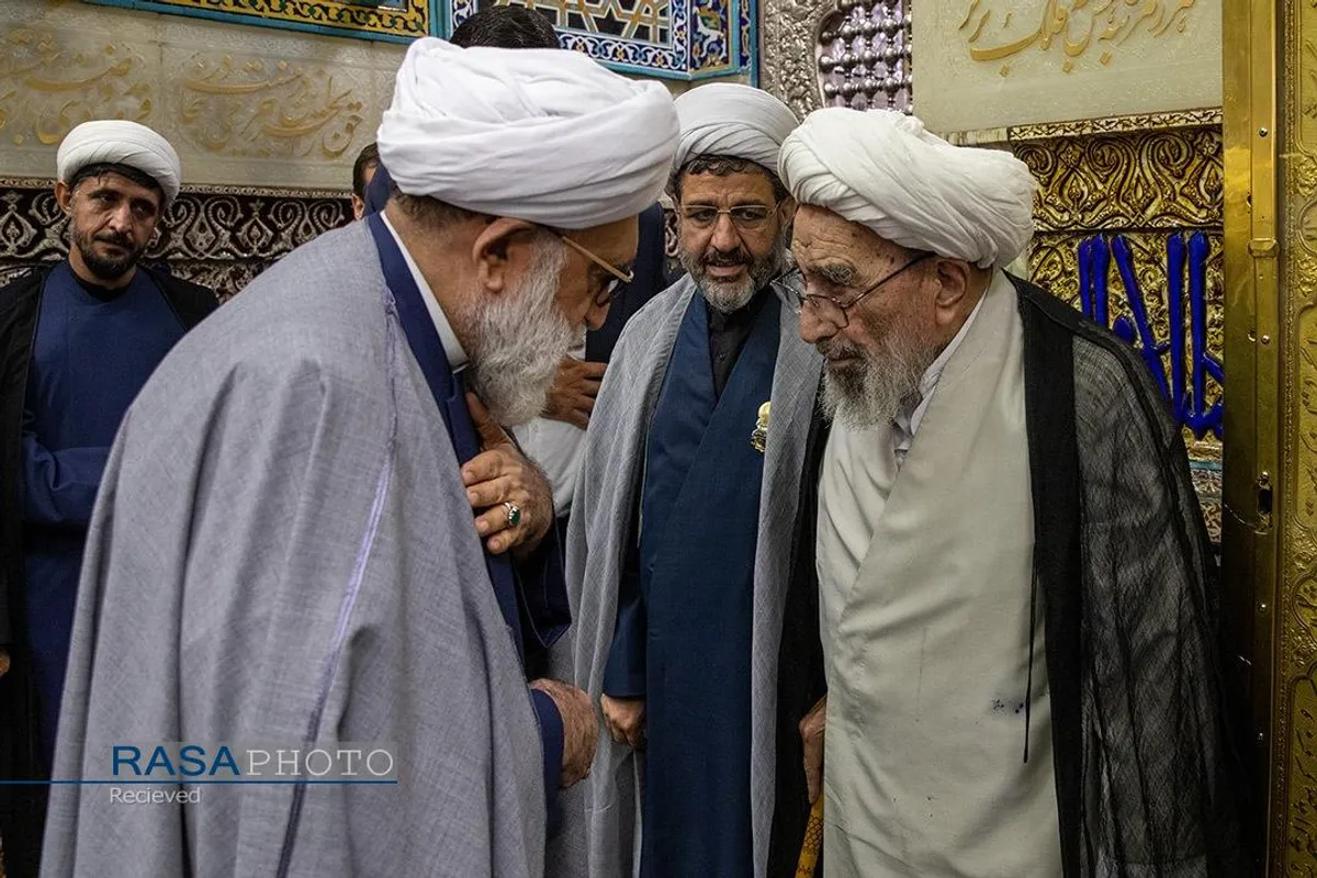 غبارروبی ضریح مطهر رضوی در آستانه دهه &laquo;ولایت و امامت&raquo;