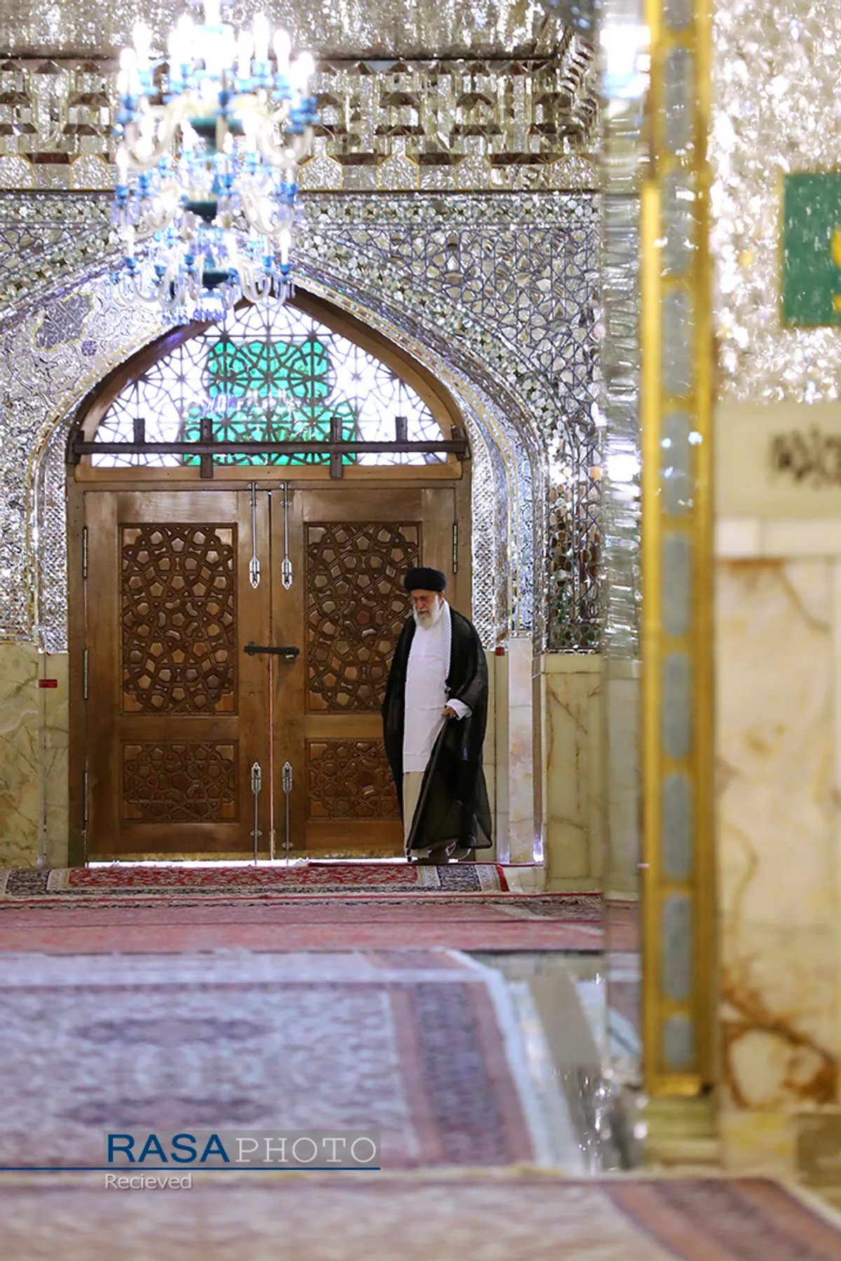 مراسم غبارروبی مضجع شریف حضرت ثامن&zwnj;الحجج حضرت امام رضا علیه&zwnj;السلام با حضور رهبر انقلاب