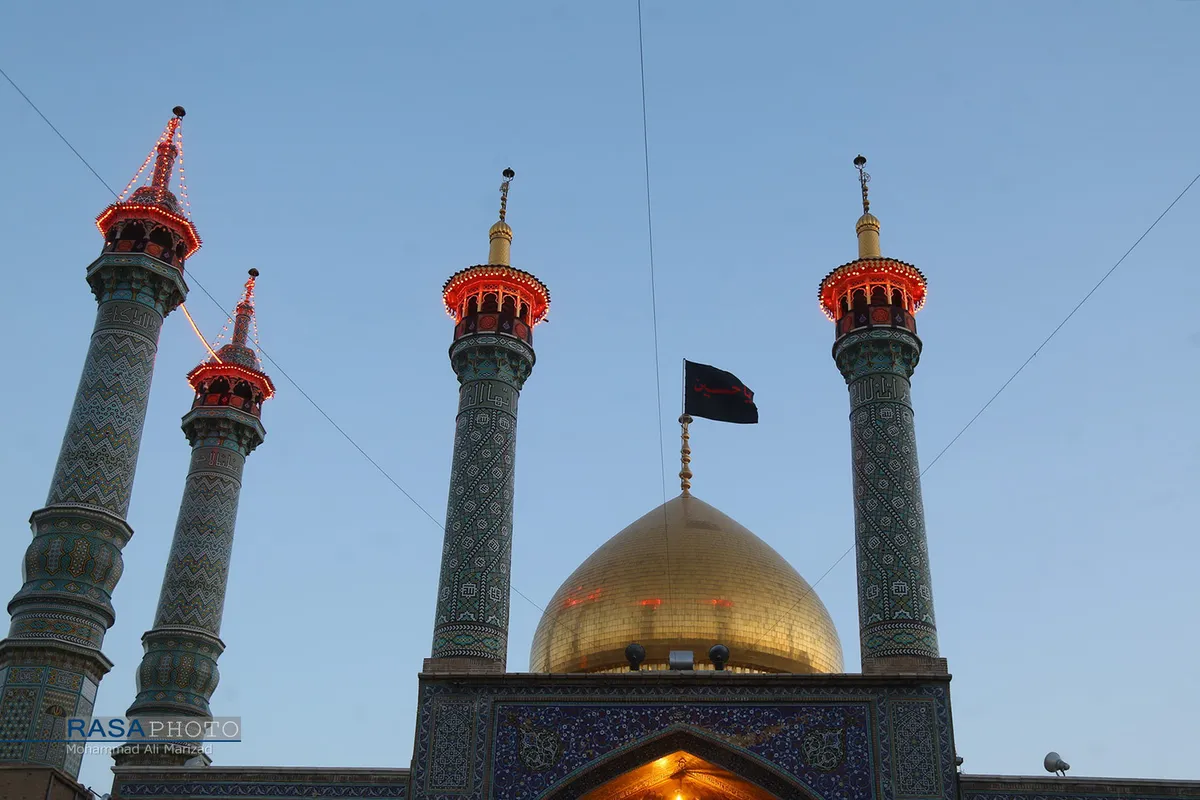 آیین تعویض پرچم گنبد حرم کریمه اهلبیت (ع) در شب اول محرم