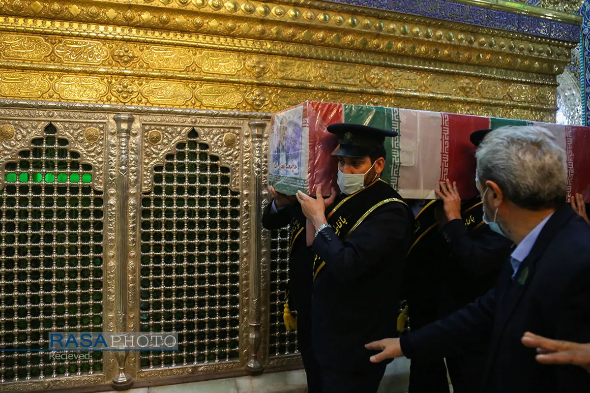 طواف و وداع با پیکر شهید محسن فخری&zwnj;زاده در حرم مطهر حضرت معصومه (س)