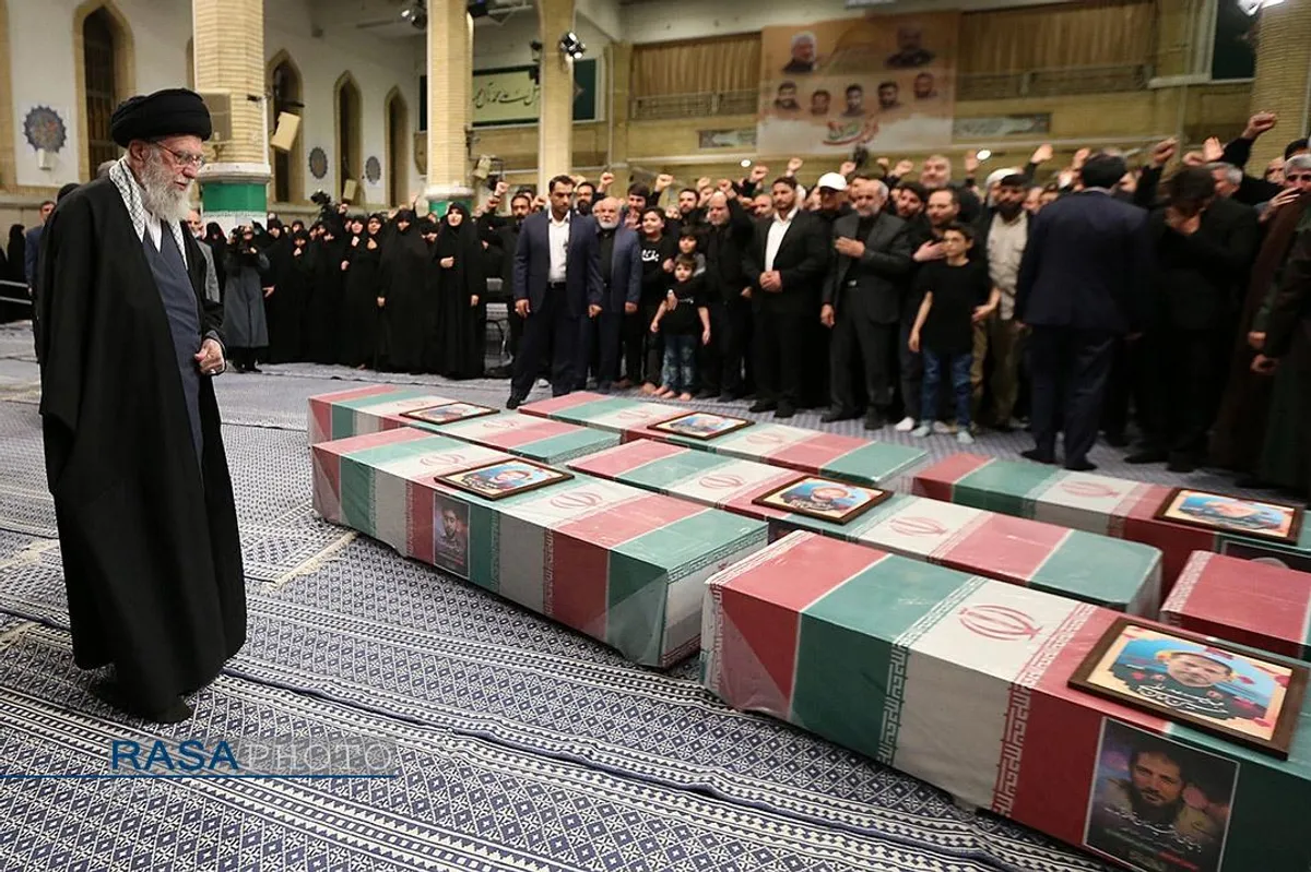 اقامه نماز توسط مقام معظم رهبری بر پیکر هفت شهید راه قدس