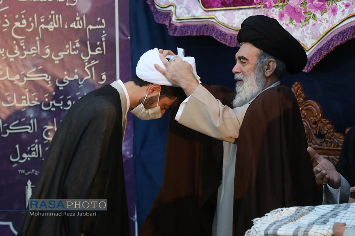 آیین عمامه گذاری طلاب مدرسه آیت الله بهجت در میلاد حضرت امام حسن مجتبی (علیه السلام)