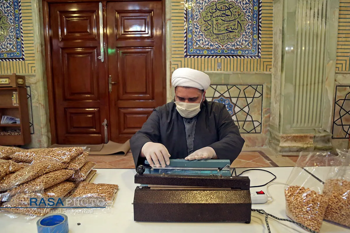 آماده سازی بسته&zwnj;های کمک معیشتی حضرت آیت الله مکارم شیرازی