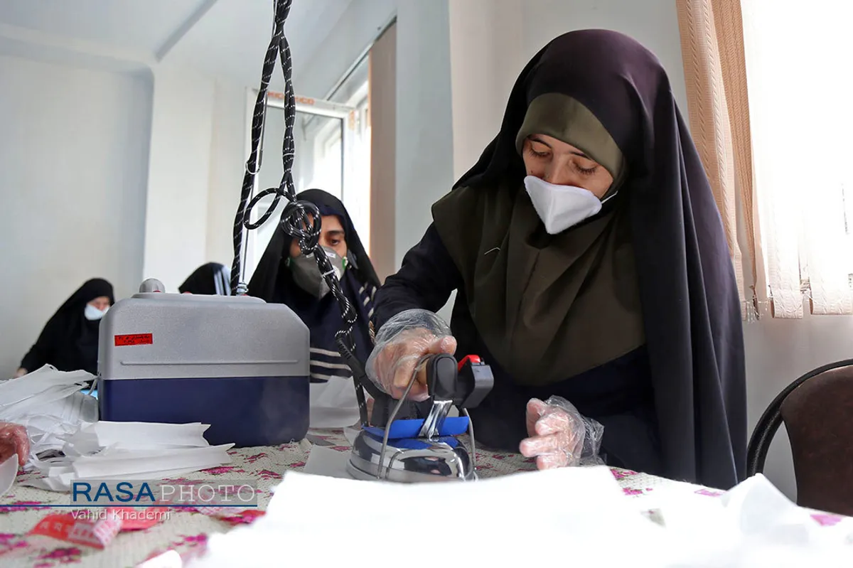 تولید ماسک و لباس بیمارستانی توسط بانوان جهادگر خراسان شمالی&lrm;