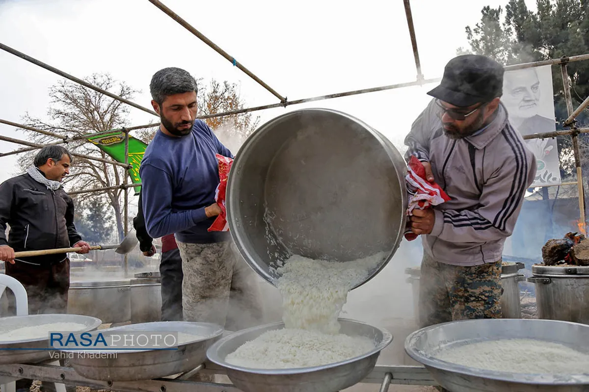 پخت ۷۲ دیگ غذای نذری به یاد حاج قاسم در بجنورد&lrm;&lrm;
