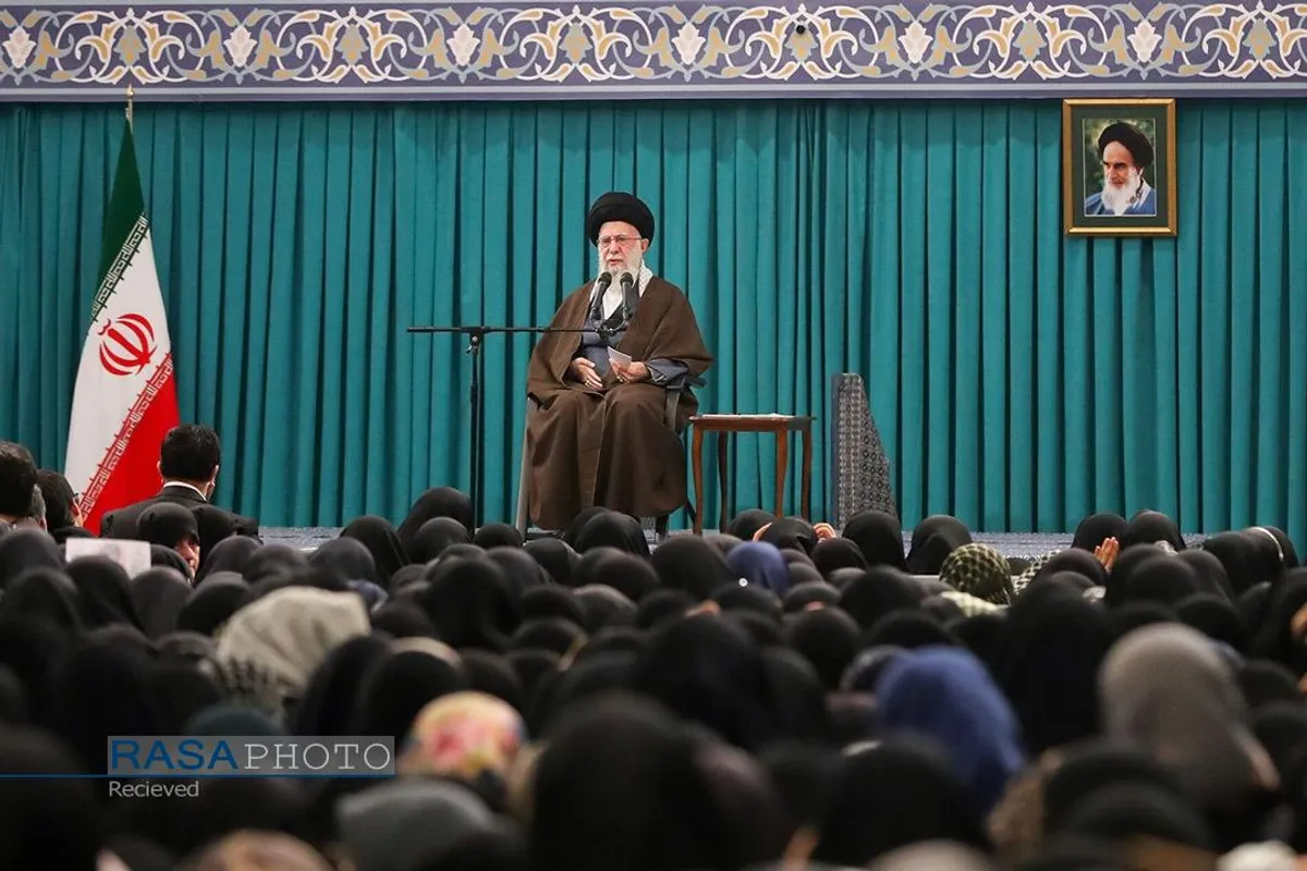 دیدار جمعی از رأی اولی&zwnj;ها و خانواده&zwnj;های شهدا با رهبر انقلاب