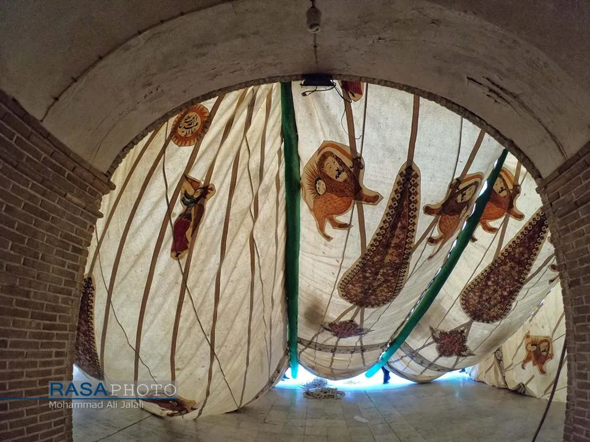 اهتزاز خیمه عزای حضرت ابا&zwnj;عبد&zwnj;الله&zwnj;الحسین (علیه السلام) در حرم امام زاده موسی مبقع قم در آستانه محرم