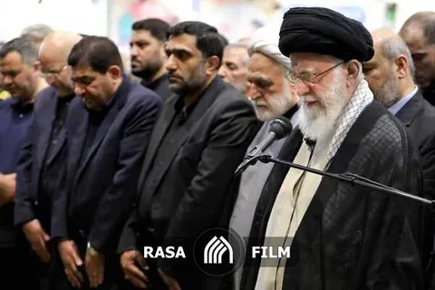 پنجره متفاوتی از اقامه نماز رهبر معظم انقلاب بر پیکر شهید هنیه