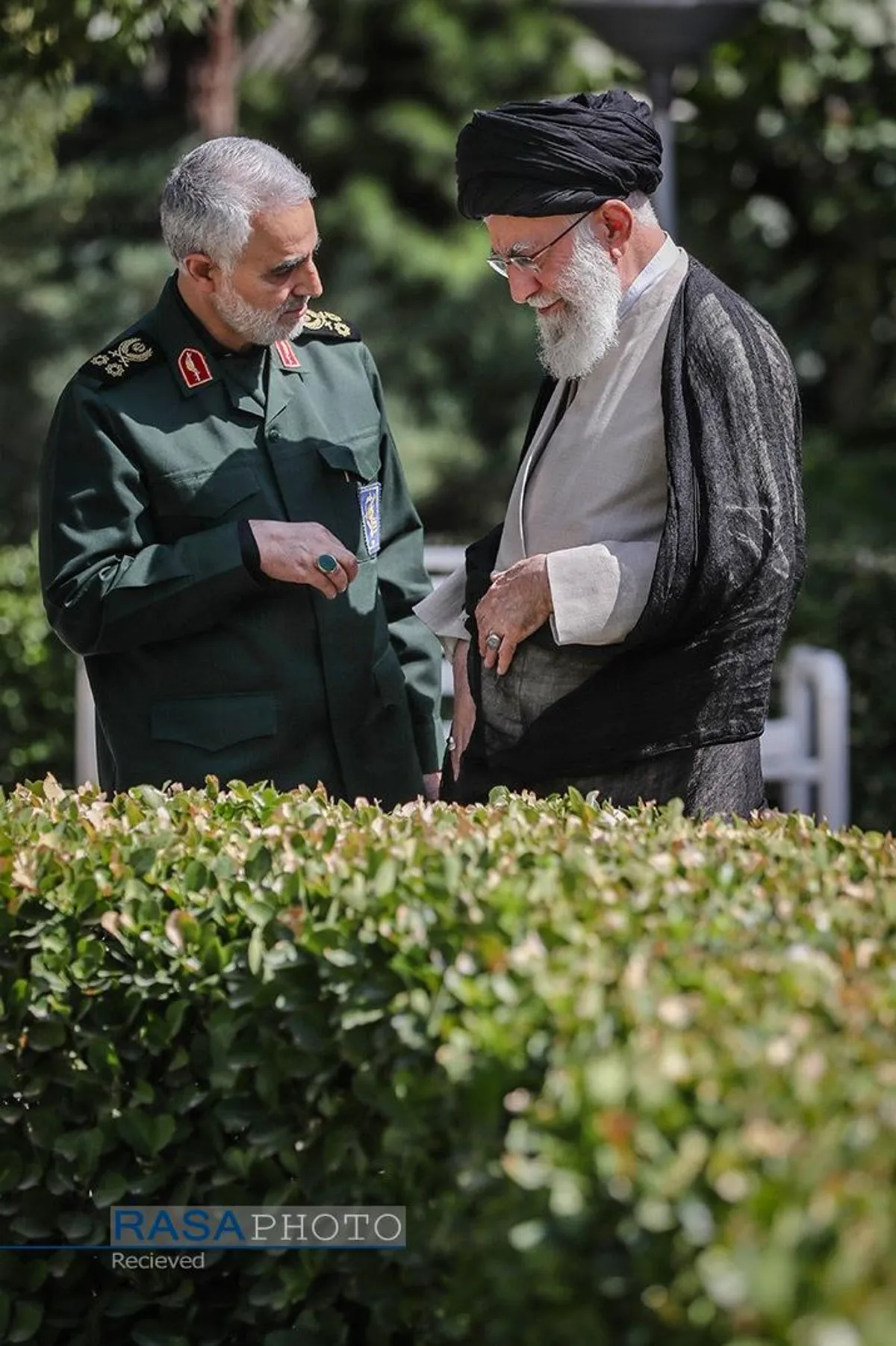 مجموعه&zwnj;ای از عکس&zwnj;های سردار شهید حاج قاسم سلیمانی در کنار رهبر معظم انقلاب