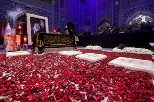حضور مردم عزادار برای زیارت مزار مطهر رهبر شهید انقلاب در رواق دارالذکر