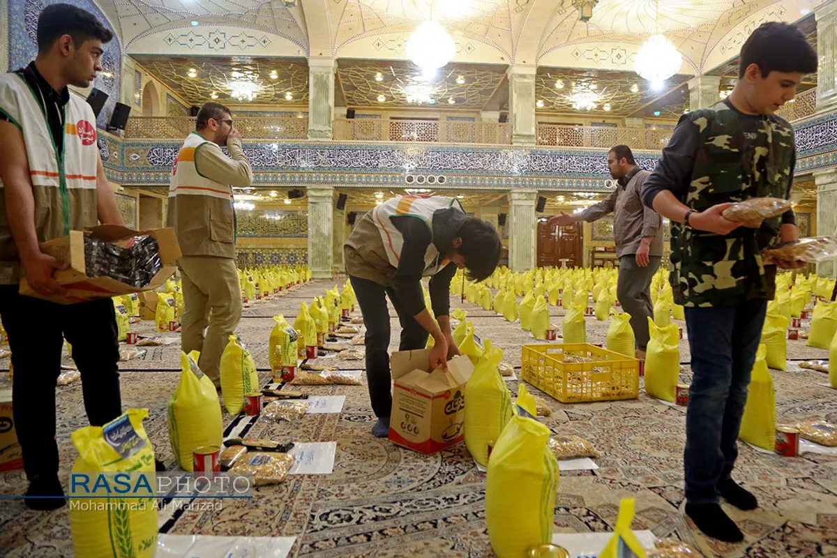 آماده سازی بسته&zwnj;های کمک معیشتی حضرت آیت الله مکارم شیرازی