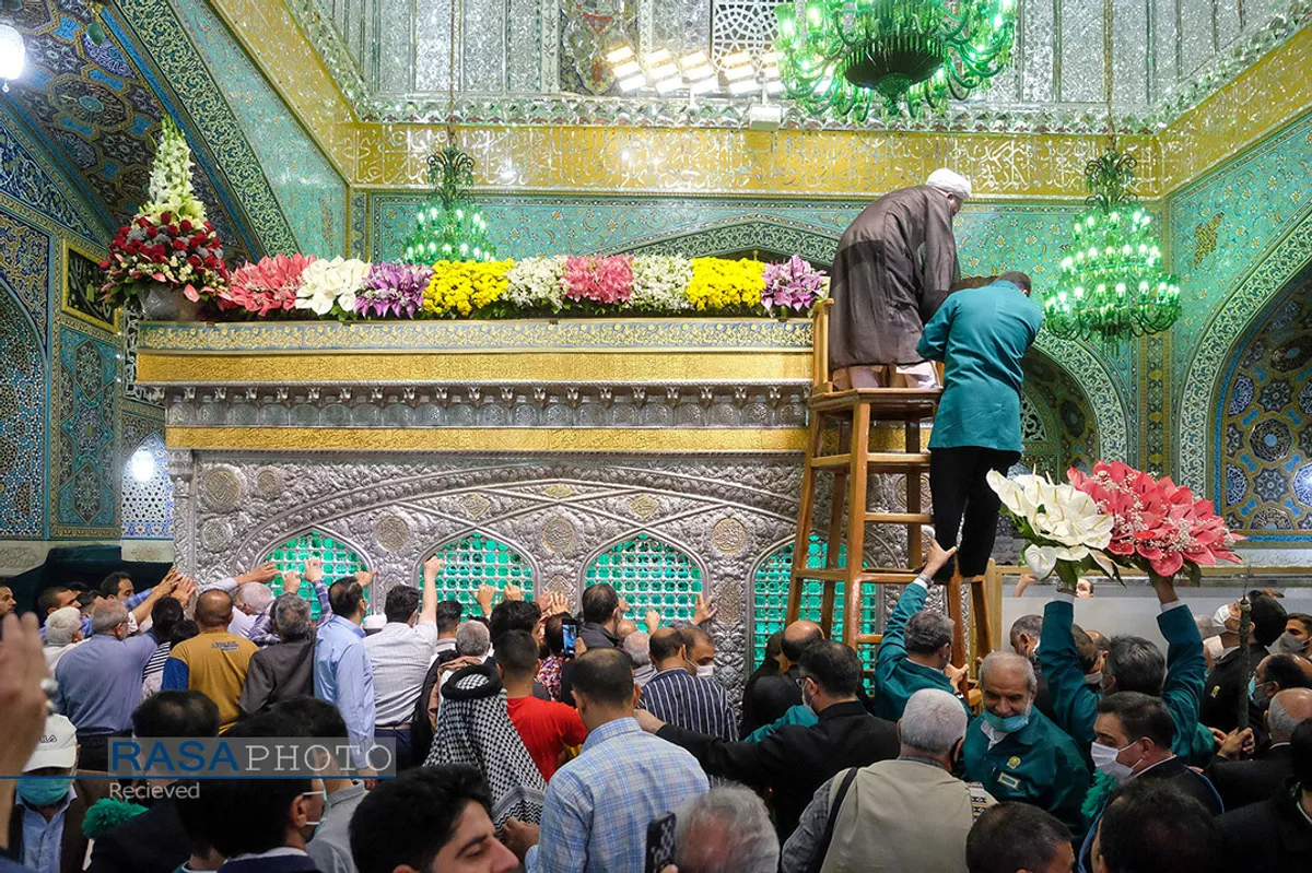 گل&zwnj;آرایی ضریح مطهر روضوی ویژه ولادت حضرت امام رضا (علیه السلام)