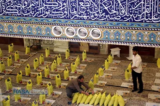 آماده سازی بسته&zwnj;های کمک معیشتی حضرت آیت الله مکارم شیرازی