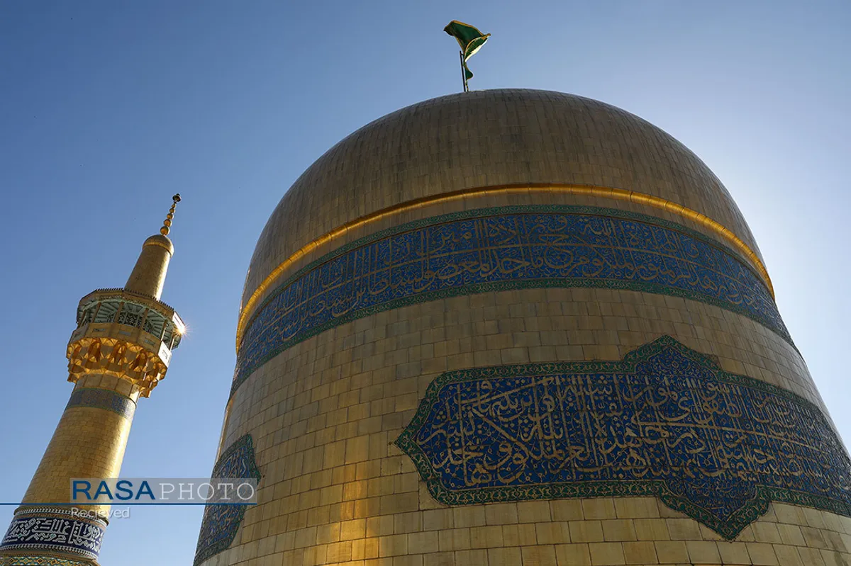 آیین تعویض پرچم گنبد منور رضوی در روز میلاد امام رضا(علیه&zwnj;السلام)