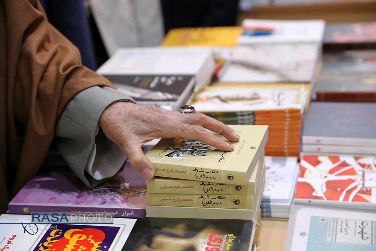بازدید مقام معظم رهبری از سی و&zwnj;&zwnj; دومین نمایشگاه بین&zwnj;المللی کتاب تهران