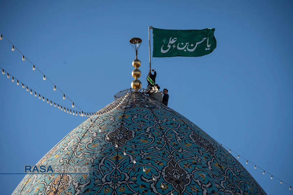 تعویض پرچم حرم مطهر حضرت احمد بن موسی در روز ولادت امام حسن مجتبی (علیه اسلام)