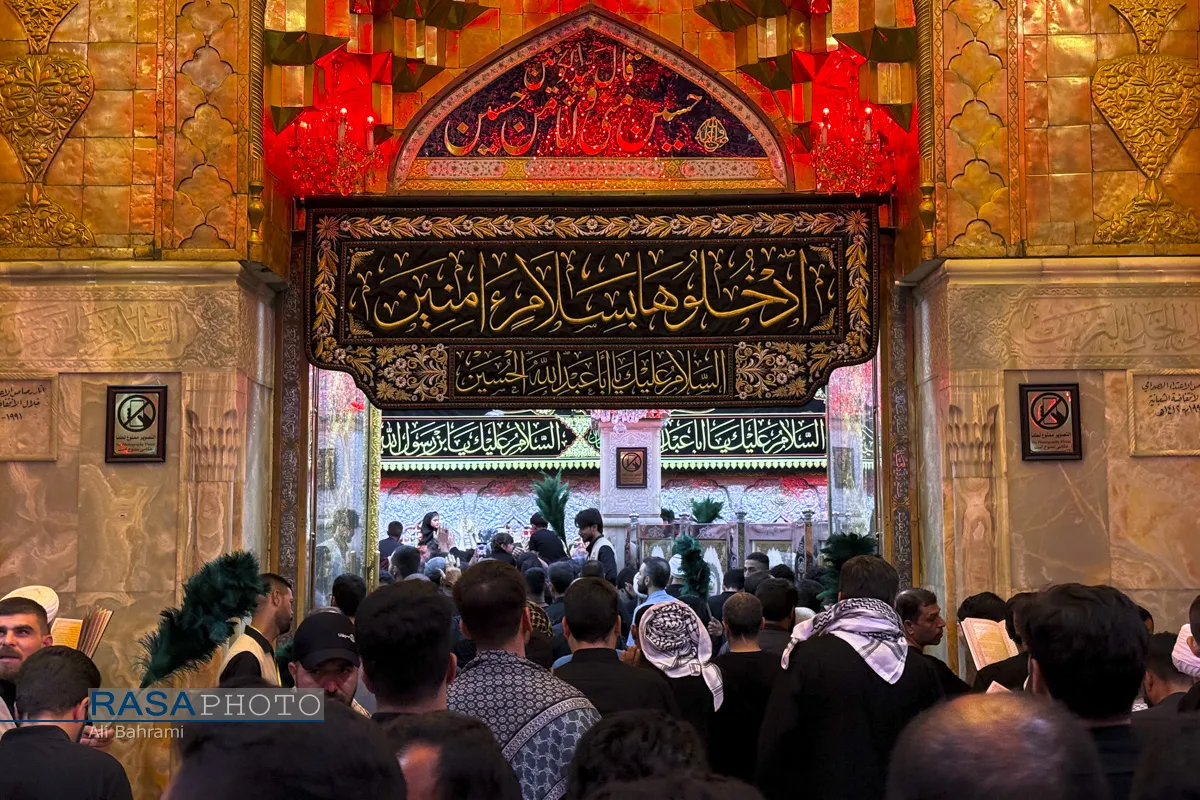 حضور زائران اربعین در حرم&zwnj;های مطهر سیدالشهدا و حضرت عباس (علیهماالسلام)
