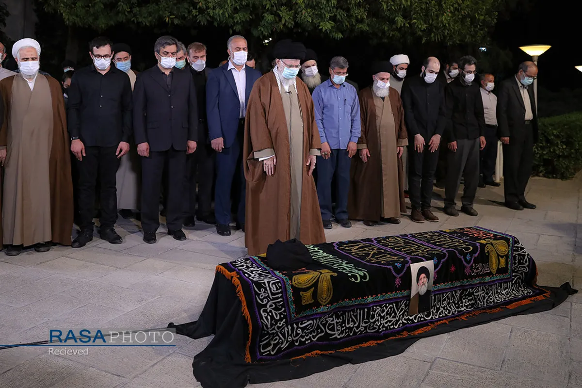 اقامه نماز توسط رهبر انقلاب بر پیکر آیت الله فاطمی&zwnj;نیا