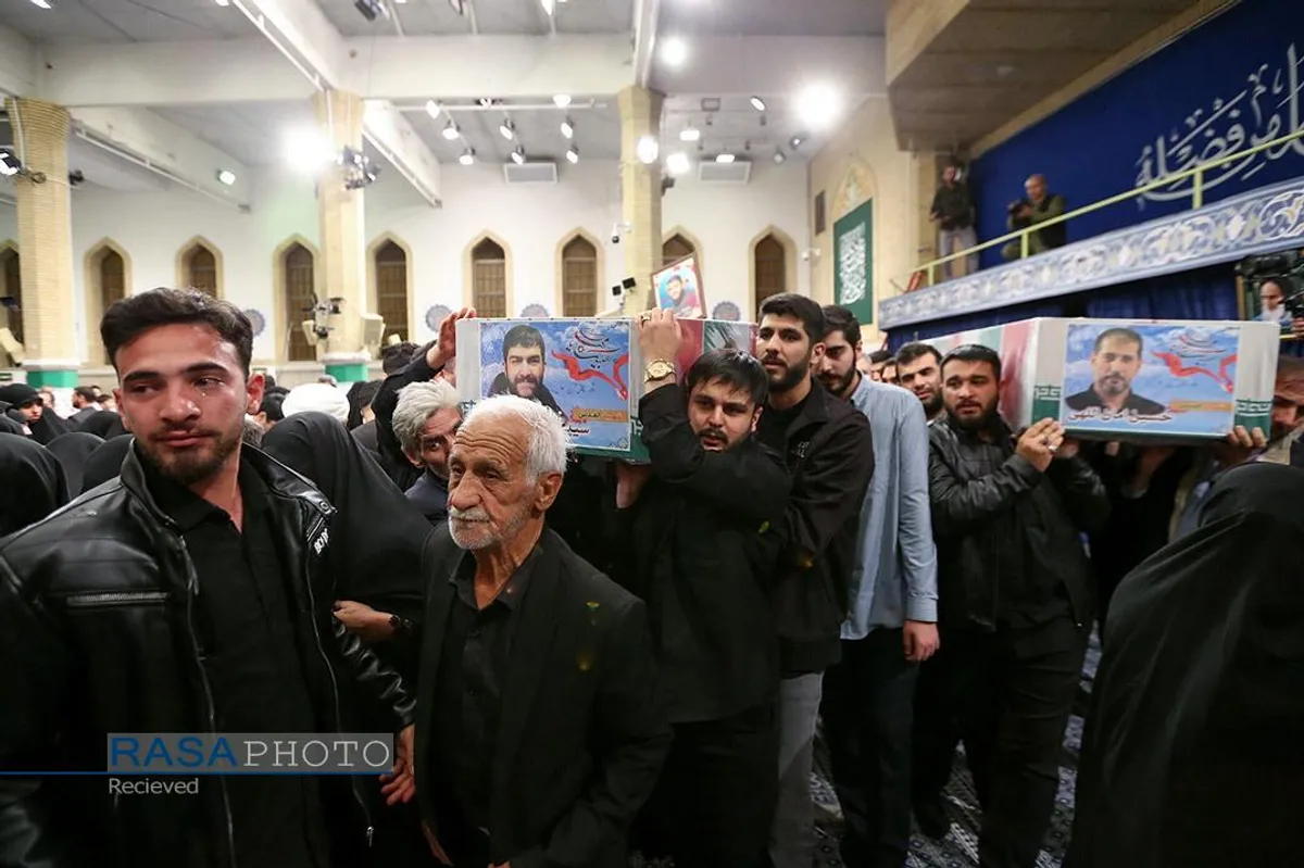 اقامه نماز توسط مقام معظم رهبری بر پیکر هفت شهید راه قدس