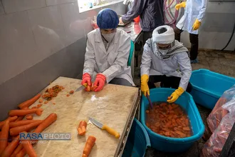تهیه آبمیوه طبیعی برای بیماران کرونایی در شیراز&lrm;
