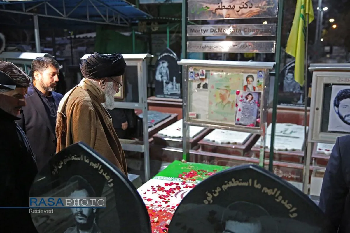 حضور مقام معظم رهبری در مرقد مطهر امام راحل (ره) و گلزار شهدای بهشت زهرا (سلام&zwnj;الله&zwnj;علیها)