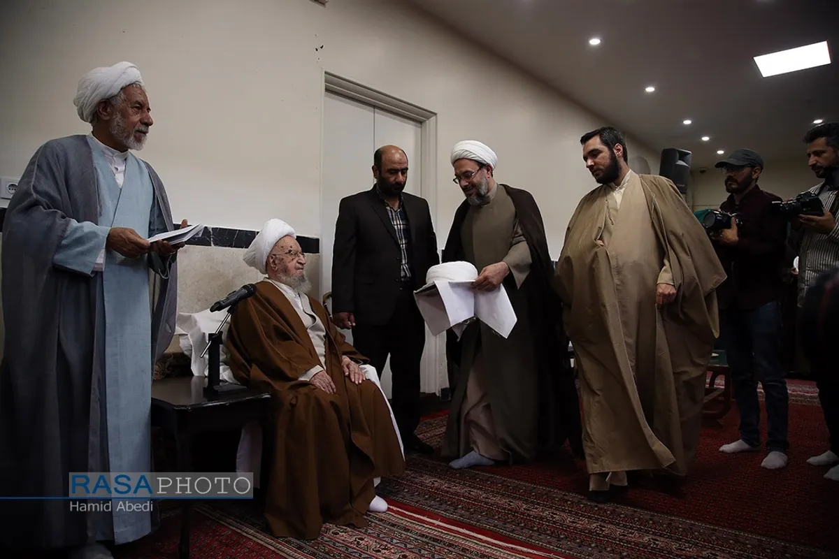 عمامه گذاری تعدادی از طلاب حوزه علمیه قم به مناسبت عید غدیر در بیت آیت الله کریمی جهرمی