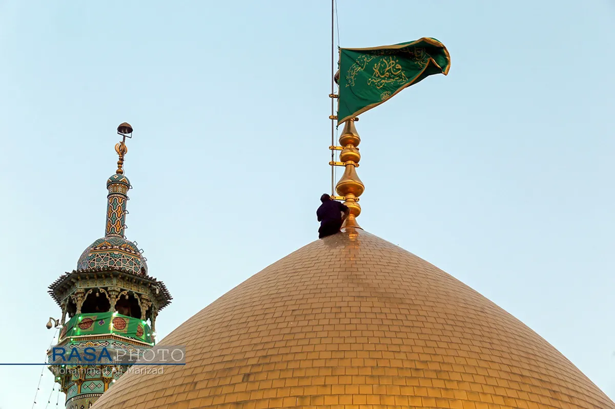 آیین تعویض پرچم گنبد حرم حضرت فاطمه معصومه (سلام الله علیها) در آغاز دهه کرامت