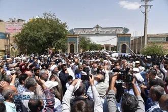 تجمع جمعی از مردم شیراز در اعتراض به کشف حجاب عده ای در یکی از مناطق شیراز&lrm;&lrm;
